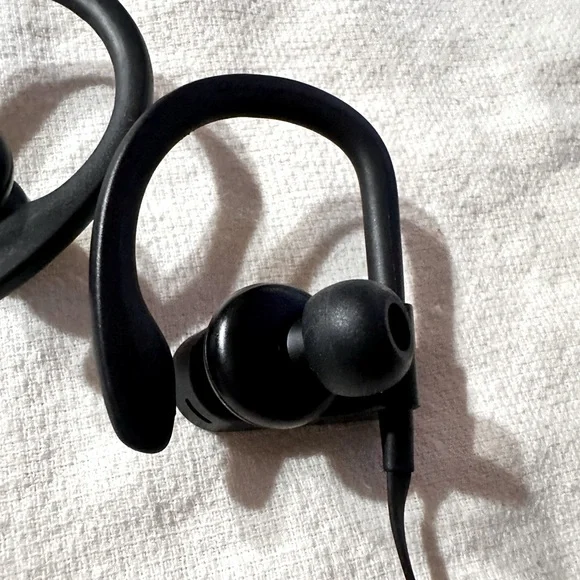 Gently used - Black Powerbeats3 (Beats by Dr Dre) - Picture 5 of 7